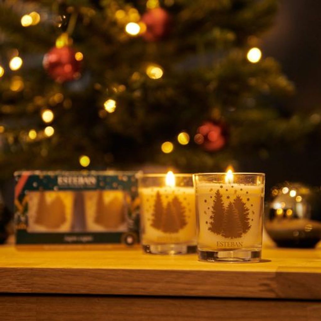 Lot De 2 Bougies Parfumées Noël LINNEA - Senteur Sapin, 12h De Combustion, Avec Pompons Et Couvercle Bois - 12